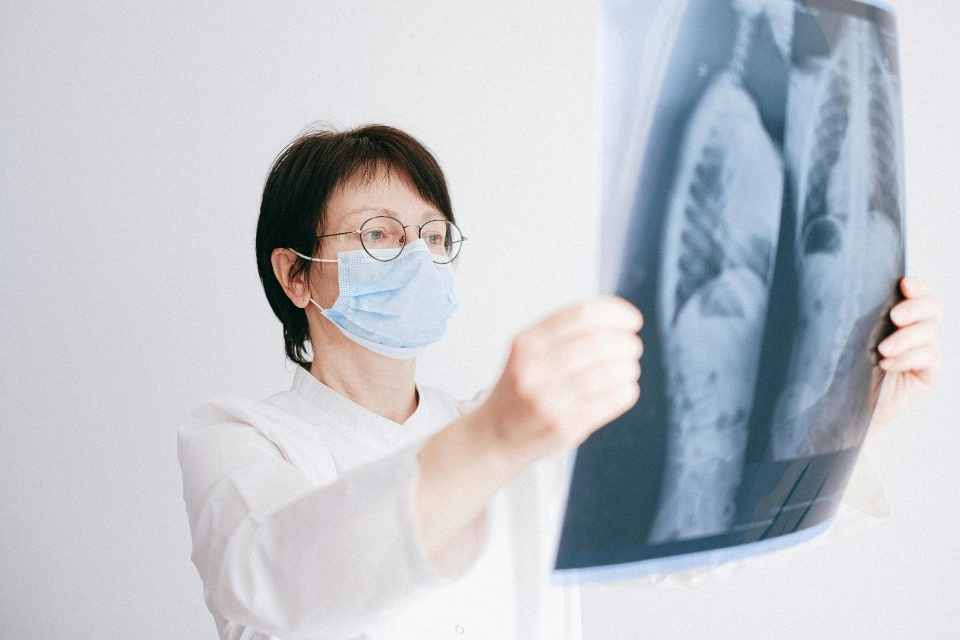 Chile lidera la lucha contra el cáncer de pulmón en Latinoamérica con cifra récord de estudios clínicos